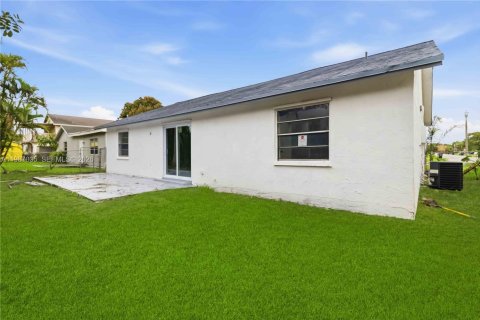 House in North Lauderdale, Florida 3 bedrooms, 133.59 sq.m. № 2050745 - photo 26