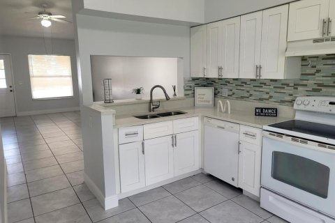 Villa ou maison à louer à Kissimmee, Floride: 2 chambres, 80.27 m2 № 2353446 - photo 6