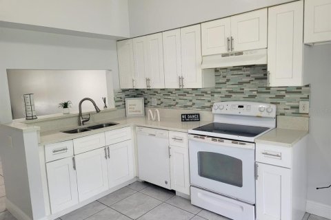Villa ou maison à louer à Kissimmee, Floride: 2 chambres, 80.27 m2 № 2353446 - photo 5