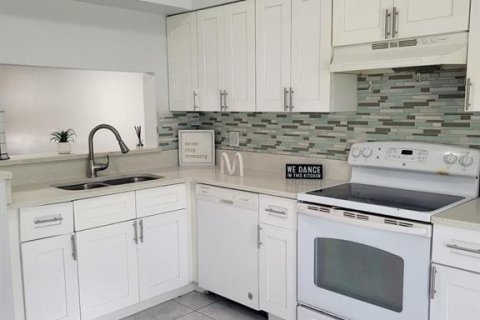 Villa ou maison à louer à Kissimmee, Floride: 2 chambres, 80.27 m2 № 2353446 - photo 4