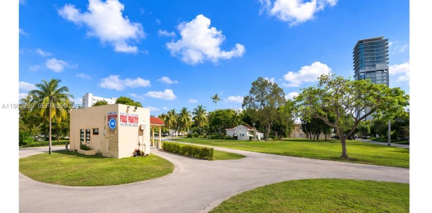 Immobilier commercial à Hallandale Beach, Floride № 2049999