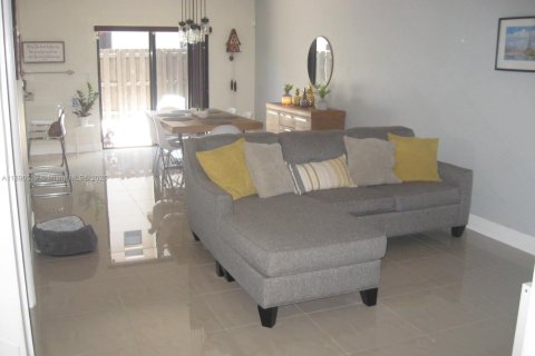 Снять в аренду таунхаус в Майами, Флорида 3 спальни, 165.18м2, № 1943339 - фото 5