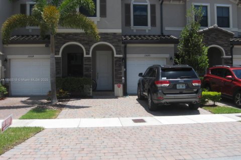 Снять в аренду таунхаус в Майами, Флорида 3 спальни, 165.18м2, № 1943339 - фото 2