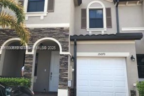 Снять в аренду таунхаус в Майами, Флорида 3 спальни, 165.18м2, № 1943339 - фото 1