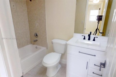 Condo in Sunrise, Florida, 2 bedrooms  № 2004736 - photo 4