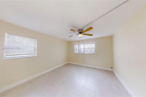 Condo in Sunrise, Florida, 2 bedrooms  № 2004736 - photo 11