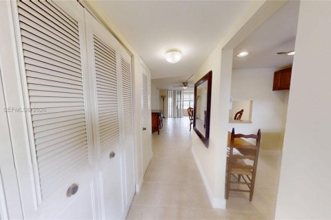 Condo in Sunrise, Florida, 2 bedrooms  № 2004736 - photo 18