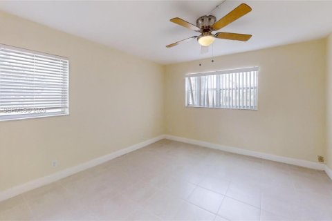 Condo in Sunrise, Florida, 2 bedrooms  № 2004736 - photo 22