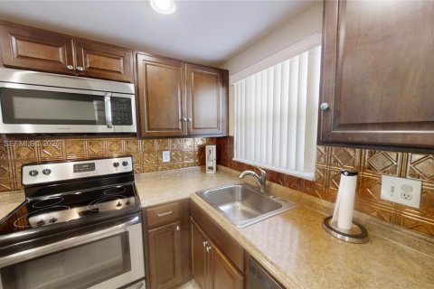 Condo in Sunrise, Florida, 2 bedrooms  № 2004736 - photo 5