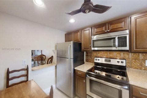 Condo in Sunrise, Florida, 2 bedrooms  № 2004736 - photo 8