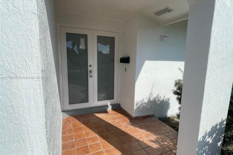 House in Lauderhill, Florida 4 bedrooms, 183.2 sq.m. № 2077038 - photo 2