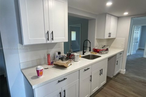 House in Lauderhill, Florida 4 bedrooms, 183.2 sq.m. № 2077038 - photo 17