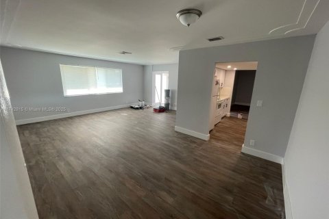 House in Lauderhill, Florida 4 bedrooms, 183.2 sq.m. № 2077038 - photo 18