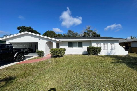 House in Lauderhill, Florida 4 bedrooms, 183.2 sq.m. № 2077038 - photo 1