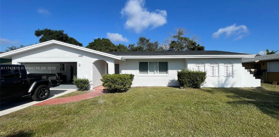House in Lauderhill, Florida 4 bedrooms, 183.2 sq.m. № 2077038