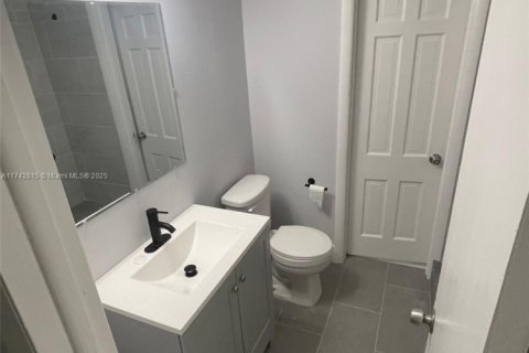 House in Lauderhill, Florida 4 bedrooms, 183.2 sq.m. № 2077038 - photo 11
