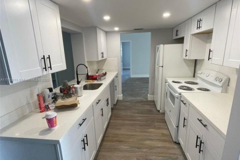 House in Lauderhill, Florida 4 bedrooms, 183.2 sq.m. № 2077038 - photo 19