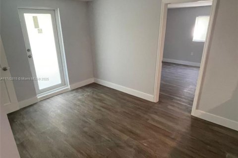 House in Lauderhill, Florida 4 bedrooms, 183.2 sq.m. № 2077038 - photo 9