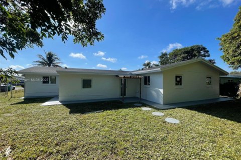 House in Lauderhill, Florida 4 bedrooms, 183.2 sq.m. № 2077038 - photo 4