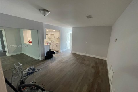 House in Lauderhill, Florida 4 bedrooms, 183.2 sq.m. № 2077038 - photo 7