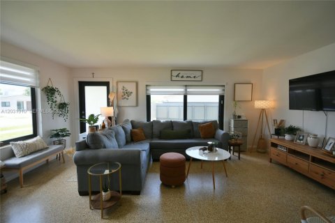 House in Miami, Florida 3 bedrooms, 138.98 sq.m. № 2087168 - photo 3
