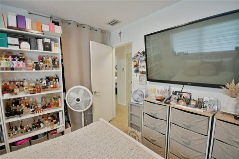House in Miami, Florida 3 bedrooms, 138.98 sq.m. № 2087168 - photo 23