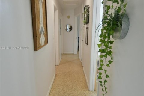 House in Miami, Florida 3 bedrooms, 138.98 sq.m. № 2087168 - photo 18
