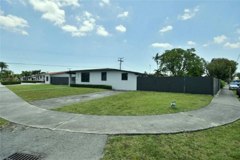 House in Miami, Florida 3 bedrooms, 138.98 sq.m. № 2087168