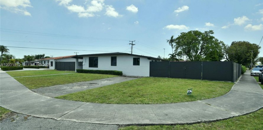 House in Miami, Florida 3 bedrooms, 138.98 sq.m. № 2087168