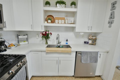 House in Miami, Florida 3 bedrooms, 138.98 sq.m. № 2087168 - photo 14