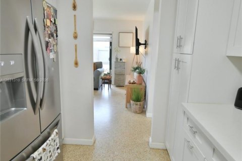 House in Miami, Florida 3 bedrooms, 138.98 sq.m. № 2087168 - photo 17