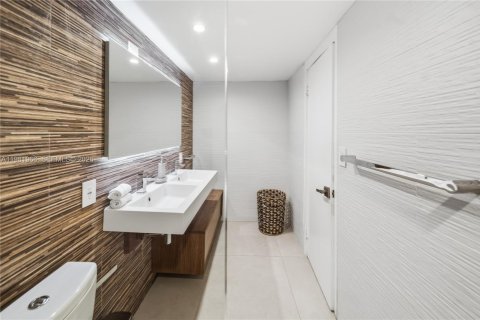 Condo in Miami Beach, Florida, 2 bedrooms  № 2043205 - photo 26