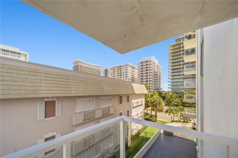Condo in Miami Beach, Florida, 2 bedrooms  № 2043205 - photo 19