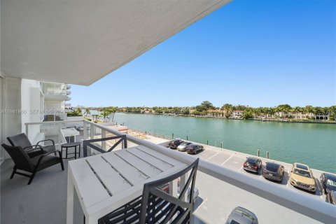 Condo in Miami Beach, Florida, 2 bedrooms  № 2043205 - photo 18