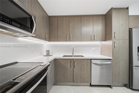 Condo in Miami Beach, Florida, 2 bedrooms  № 2043205 - photo 14