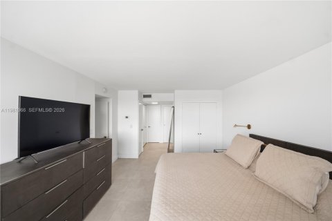 Condo in Miami Beach, Florida, 2 bedrooms  № 2043205 - photo 23