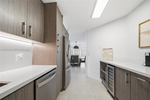 Condo in Miami Beach, Florida, 2 bedrooms  № 2043205 - photo 13