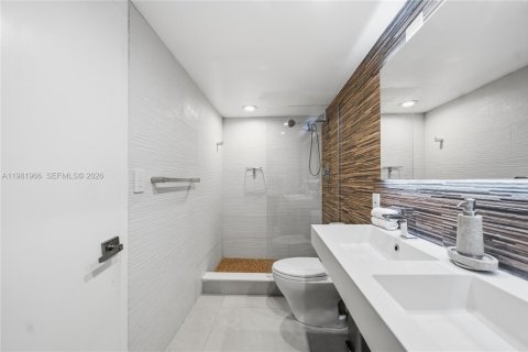 Condo in Miami Beach, Florida, 2 bedrooms  № 2043205 - photo 27