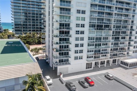 Condo in Miami Beach, Florida, 2 bedrooms  № 2043205 - photo 17