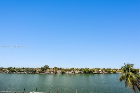 Condo in Miami Beach, Florida, 2 bedrooms  № 2043205 - photo 2