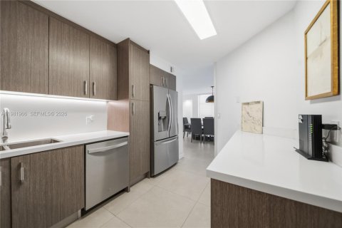Condo in Miami Beach, Florida, 2 bedrooms  № 2043205 - photo 15