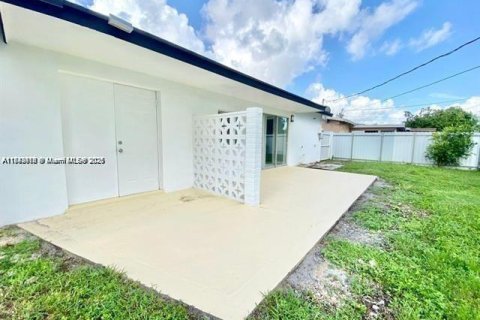 House in Sunrise, Florida 2 bedrooms, 89.37 sq.m. № 2035242 - photo 23