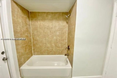 House in Sunrise, Florida 2 bedrooms, 89.37 sq.m. № 2035242 - photo 20