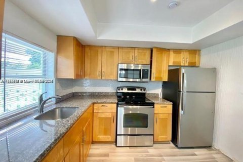 House in Sunrise, Florida 2 bedrooms, 89.37 sq.m. № 2035242 - photo 2