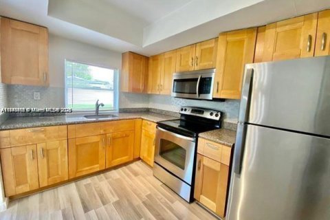 House in Sunrise, Florida 2 bedrooms, 89.37 sq.m. № 2035242 - photo 3