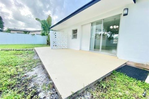 House in Sunrise, Florida 2 bedrooms, 89.37 sq.m. № 2035242 - photo 25