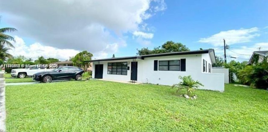 House in Sunrise, Florida 2 bedrooms, 89.37 sq.m. № 2035242