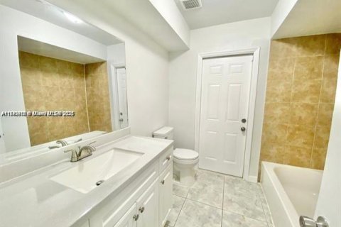 House in Sunrise, Florida 2 bedrooms, 89.37 sq.m. № 2035242 - photo 17