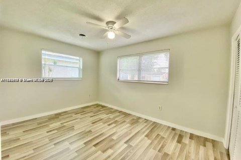 House in Sunrise, Florida 2 bedrooms, 89.37 sq.m. № 2035242 - photo 9