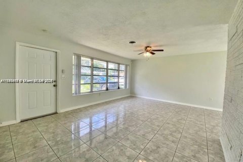 House in Sunrise, Florida 2 bedrooms, 89.37 sq.m. № 2035242 - photo 6